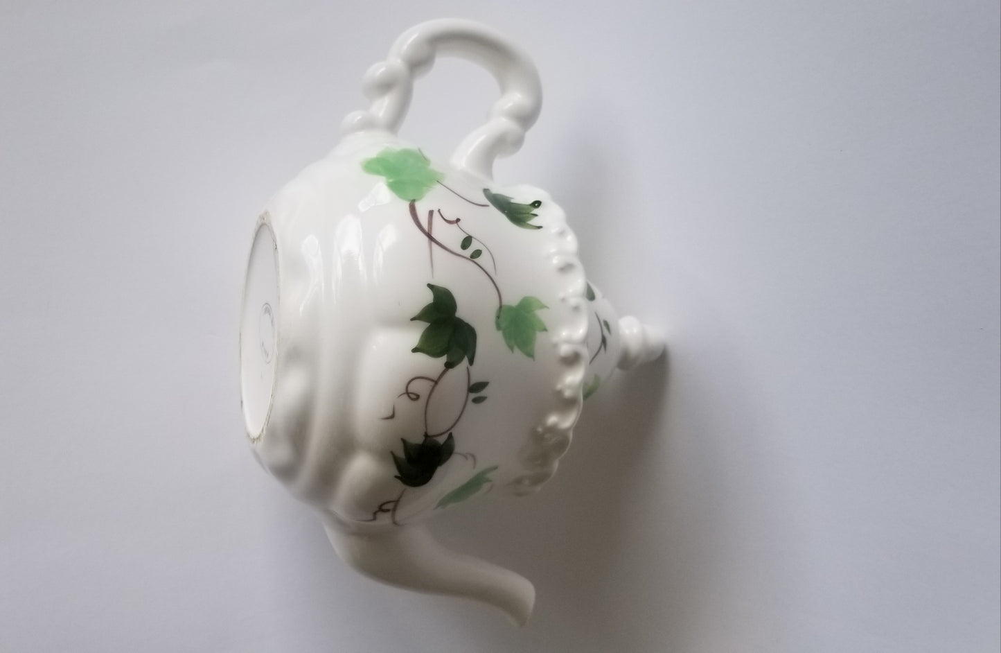 Cardinal Inc. teapot ceramic white with green ivy 1992