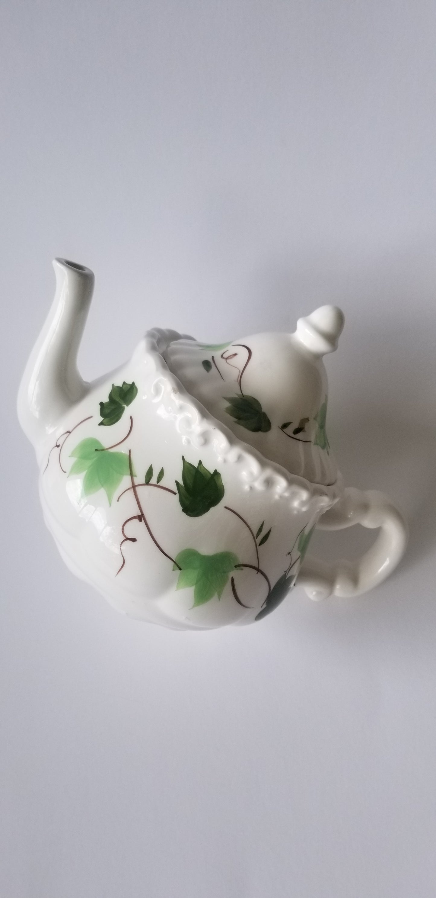 Cardinal Inc. teapot ceramic white with green ivy 1992