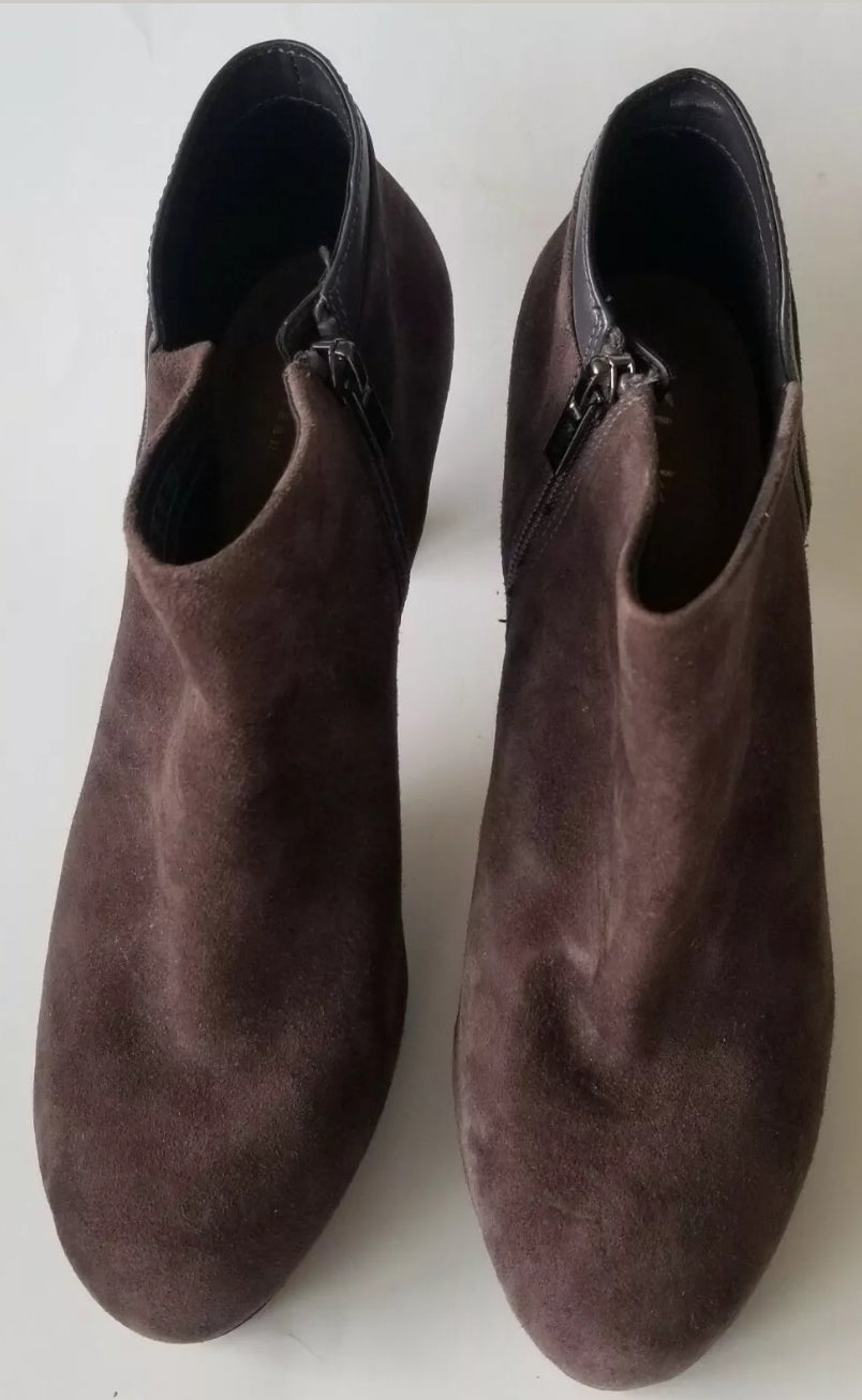 Clarks Artisan women's ankle boots brown suede leather size 8.5M