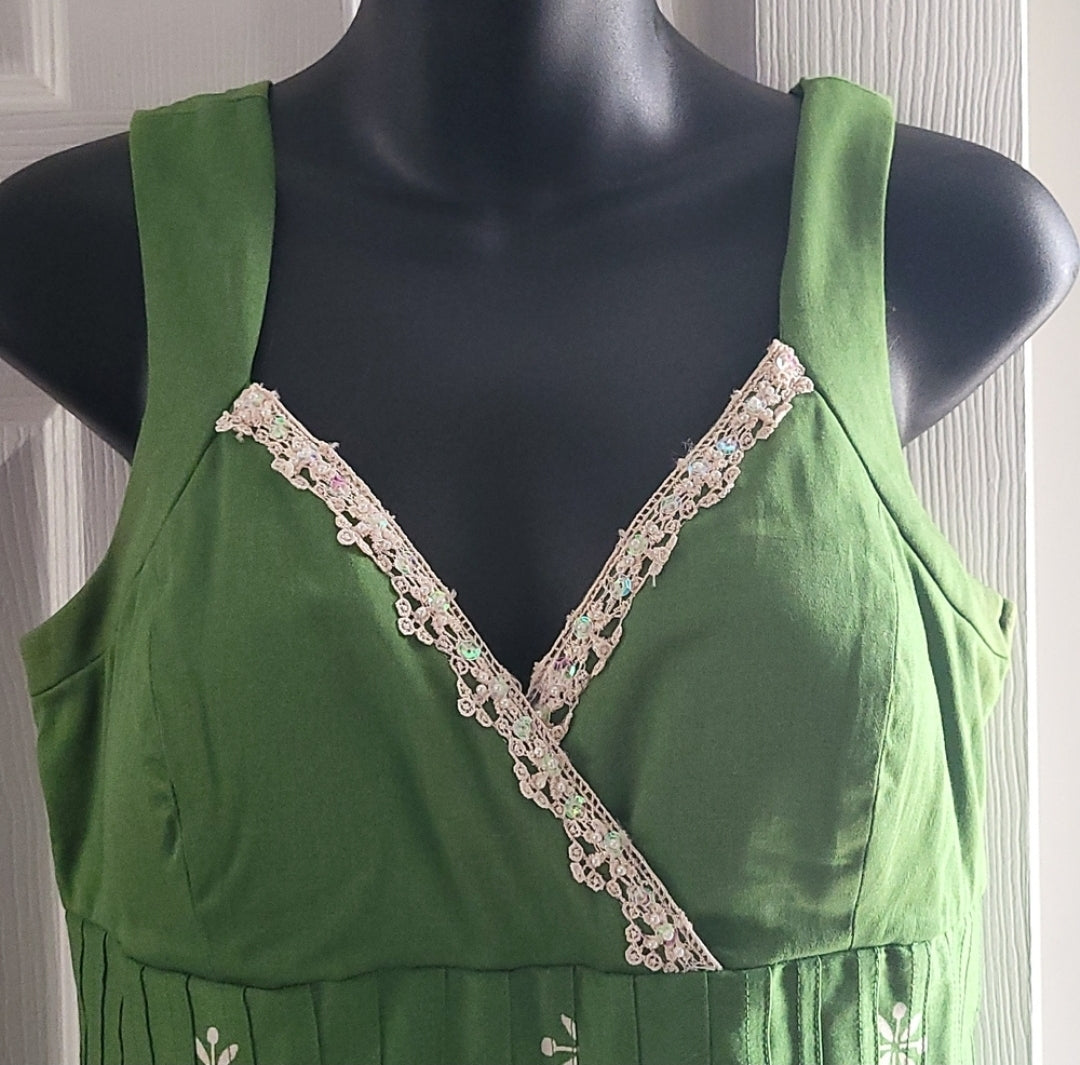 Sangria women's dress green and off white sleeveless size 8 made in china