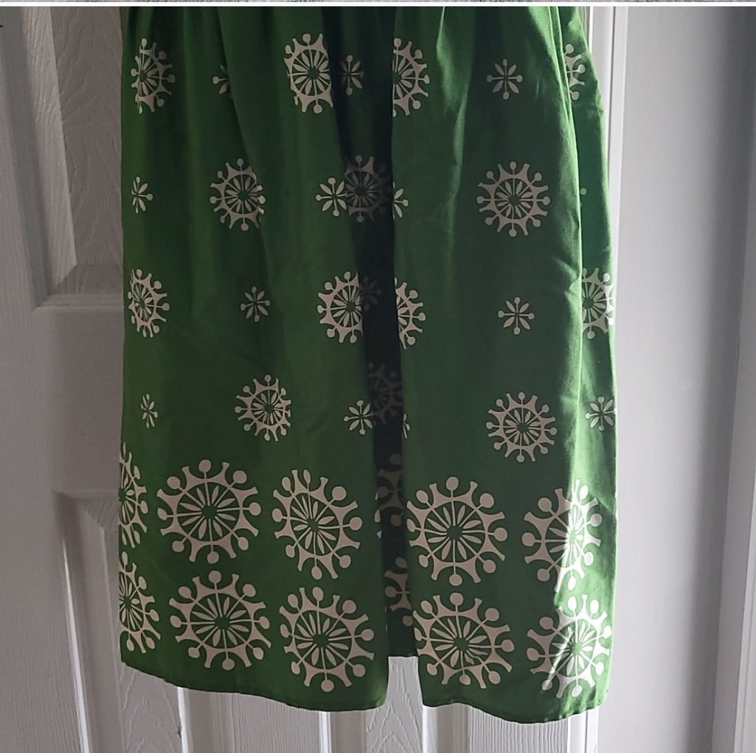 Sangria women's dress green and off white sleeveless size 8 made in china