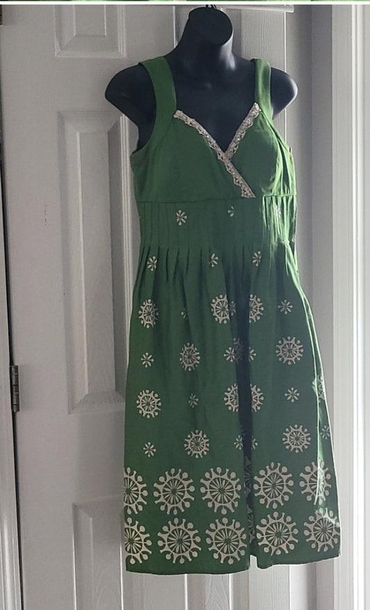 Sangria women's dress green and off white sleeveless size 8 made in china