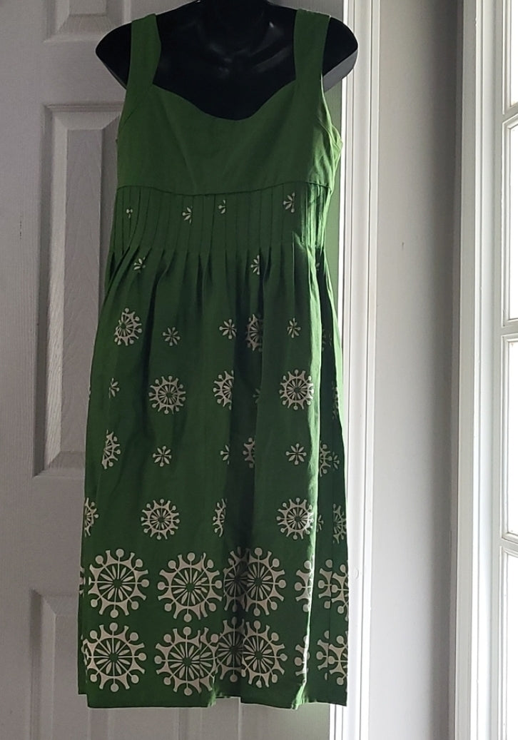 Sangria women's dress green and off white sleeveless size 8 made in china